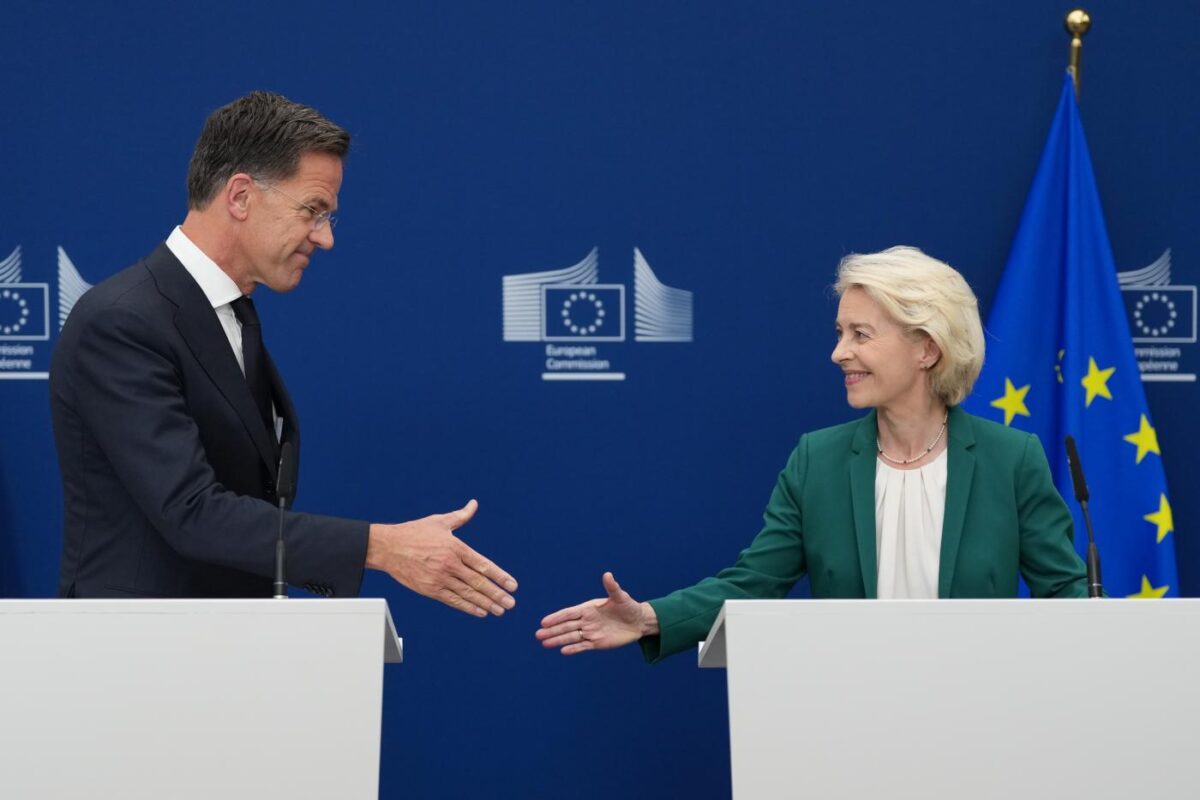 Ucraina, asse Von der Leyen-Rutte: “L’Ue e la Nato sono unite, alziamo la pressione su Mosca” Ucraina, asse Von der Leyen-Rutte: “L’Ue e la Nato sono unite, alziamo la pressione su Mosca”