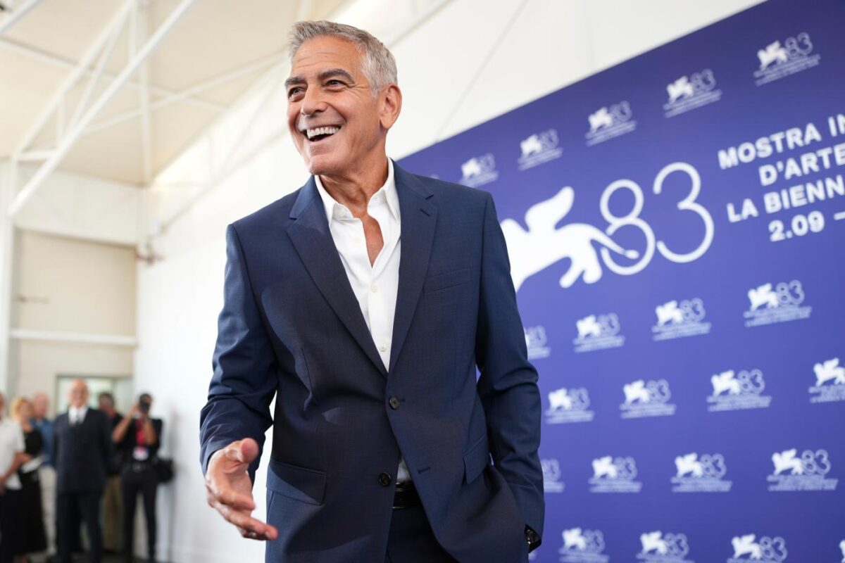 Mostra del Cinema di Venezia, il Lido si accende: si comincia dal marciapiede Mostra del Cinema di Venezia, il Lido si accende: si comincia dal marciapiede