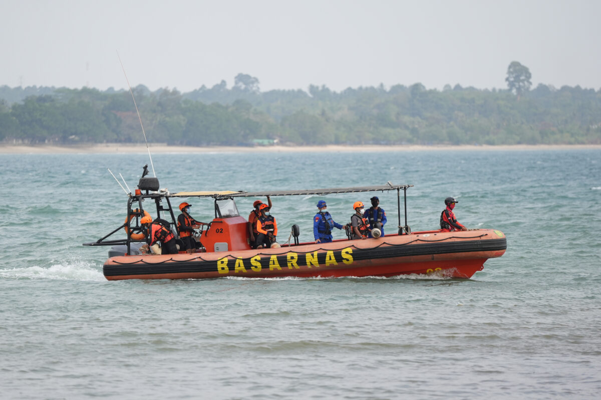 Indonesia, traghetto con 243 persone a bordo disperso nel Mare di Giava: un morto e oltre 100 evacuati Indonesia, traghetto con 243 persone a bordo disperso nel Mare di Giava: un morto e oltre 100 evacuati