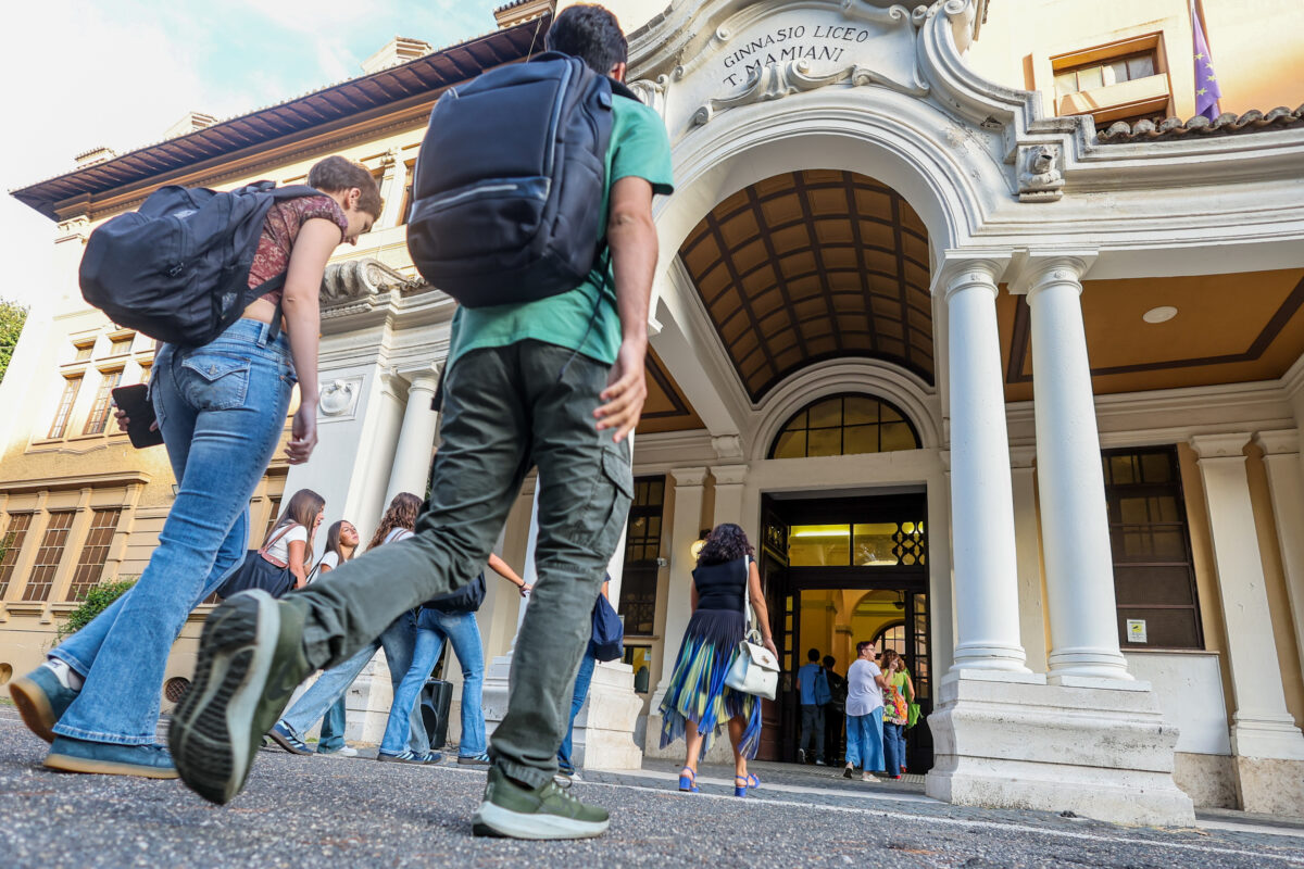 Dal banco al guardaroba: il decoro diventa una questione scolastica. Tutte le nuove regole, pure il cambio d’abito Dal banco al guardaroba: il decoro diventa una questione scolastica. Tutte le nuove regole, pure il cambio d’abito