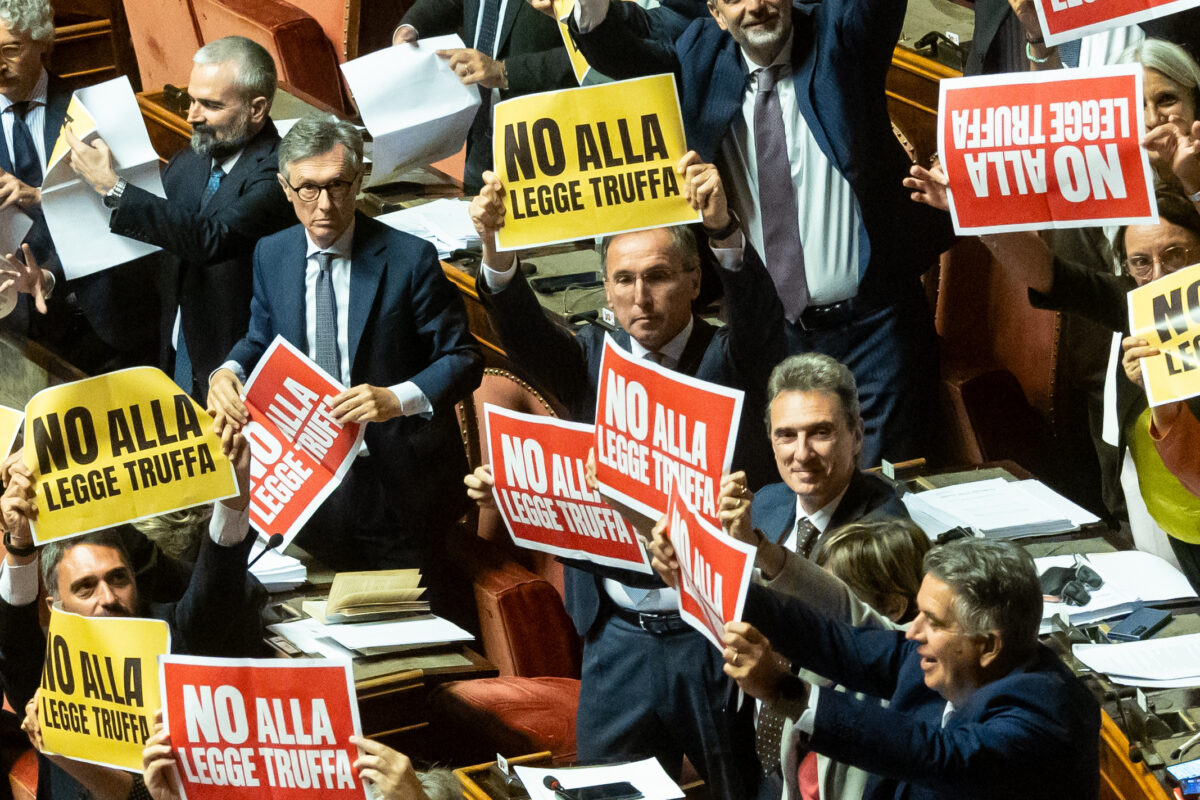 Legge elettorale, il Senato approva con 113 sì. Cartelli e scintille in Aula, ora torna alla Camera Legge elettorale, il Senato approva con 113 sì. Cartelli e scintille in Aula, ora torna alla Camera