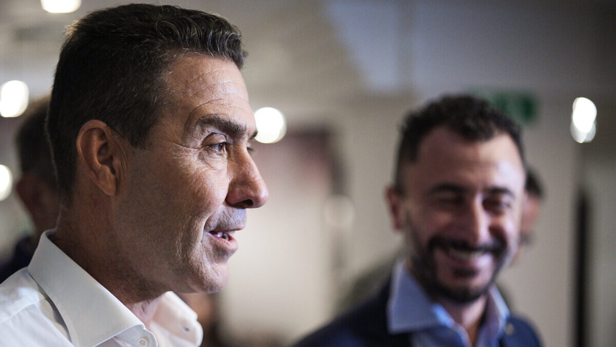 Torino, tensioni al presidio anti-Vannacci: lancio di uova contro gli agenti Torino, tensioni al presidio anti-Vannacci: lancio di uova contro gli agenti