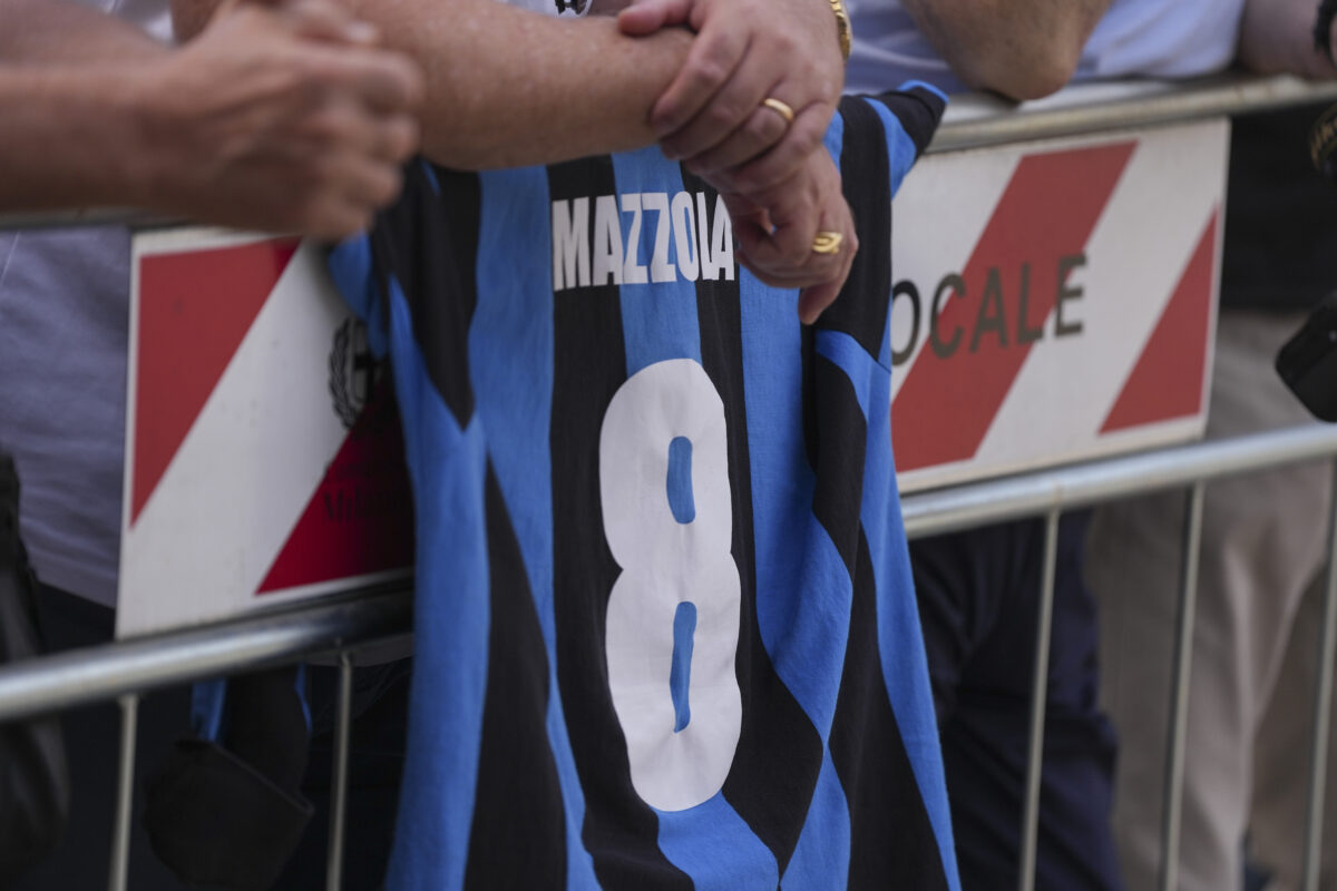 Ciao Sandro, i funerali alla basilica di Sant’Ambrogio di Milano: l’ultimo abbraccio a Mazzola, il calcio saluta uno dei suoi miti Ciao Sandro, i funerali alla basilica di Sant’Ambrogio di Milano: l’ultimo abbraccio a Mazzola, il calcio saluta uno dei suoi miti