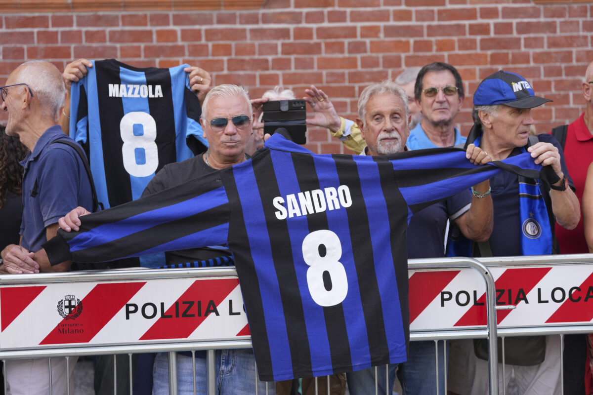 Ciao Sandro, i funerali alla basilica di Sant’Ambrogio di Milano: l’ultimo abbraccio a Mazzola, il calcio saluta uno dei suoi miti Ciao Sandro, i funerali alla basilica di Sant’Ambrogio di Milano: l’ultimo abbraccio a Mazzola, il calcio saluta uno dei suoi miti