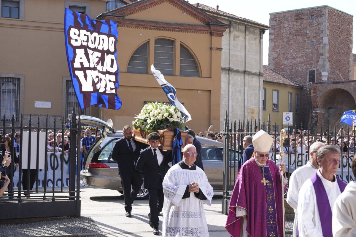Ciao Sandro, i funerali alla basilica di Sant’Ambrogio di Milano: l’ultimo abbraccio a Mazzola, il calcio saluta uno dei suoi miti Ciao Sandro, i funerali alla basilica di Sant’Ambrogio di Milano: l’ultimo abbraccio a Mazzola, il calcio saluta uno dei suoi miti