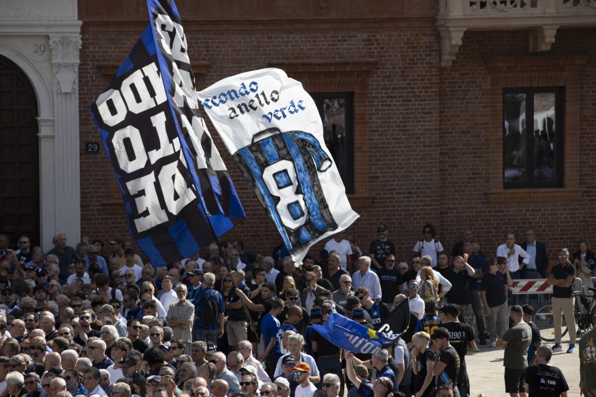 Ciao Sandro, i funerali alla basilica di Sant’Ambrogio di Milano: l’ultimo abbraccio a Mazzola, il calcio saluta uno dei suoi miti Ciao Sandro, i funerali alla basilica di Sant’Ambrogio di Milano: l’ultimo abbraccio a Mazzola, il calcio saluta uno dei suoi miti