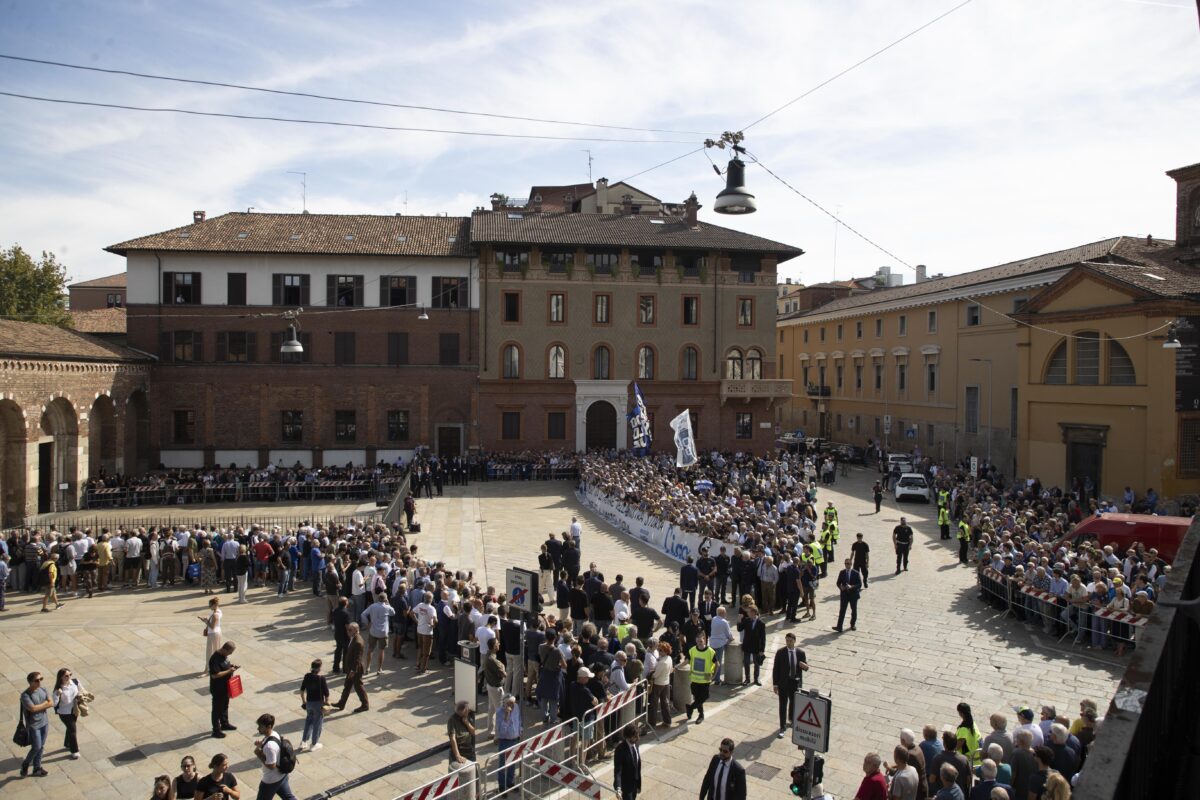 Ciao Sandro, i funerali alla basilica di Sant’Ambrogio di Milano: l’ultimo abbraccio a Mazzola, il calcio saluta uno dei suoi miti Ciao Sandro, i funerali alla basilica di Sant’Ambrogio di Milano: l’ultimo abbraccio a Mazzola, il calcio saluta uno dei suoi miti