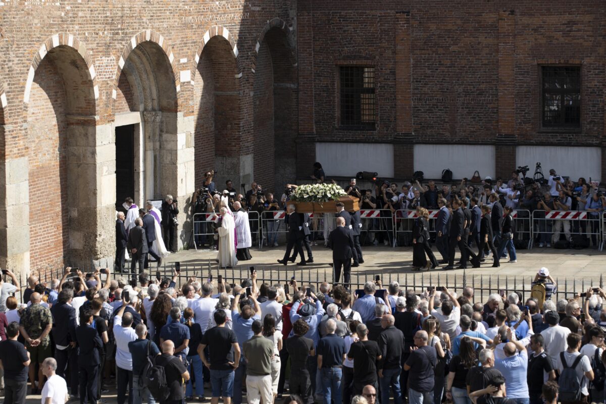 Ciao Sandro, i funerali alla basilica di Sant’Ambrogio di Milano: l’ultimo abbraccio a Mazzola, il calcio saluta uno dei suoi miti Ciao Sandro, i funerali alla basilica di Sant’Ambrogio di Milano: l’ultimo abbraccio a Mazzola, il calcio saluta uno dei suoi miti