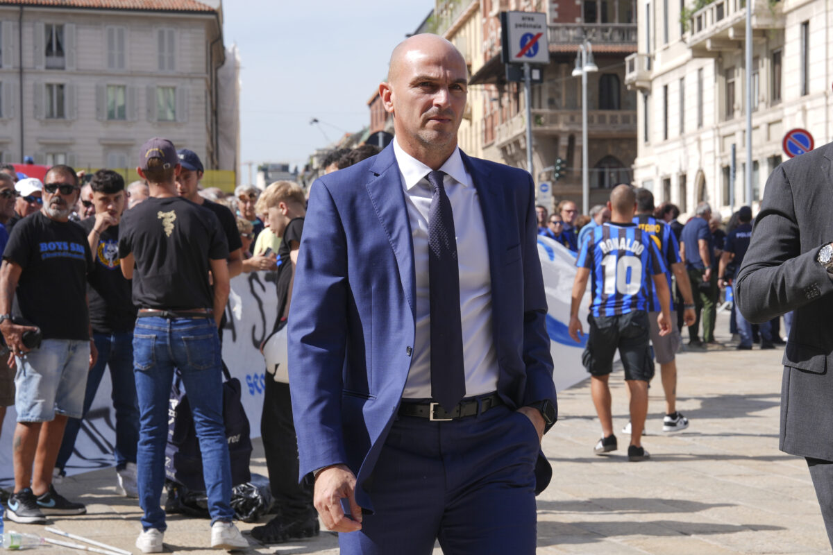 Ciao Sandro, i funerali alla basilica di Sant’Ambrogio di Milano: l’ultimo abbraccio a Mazzola, il calcio saluta uno dei suoi miti Ciao Sandro, i funerali alla basilica di Sant’Ambrogio di Milano: l’ultimo abbraccio a Mazzola, il calcio saluta uno dei suoi miti