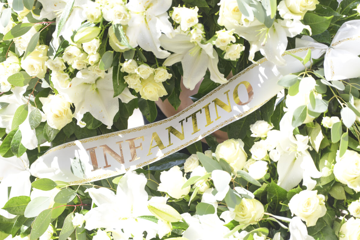 Ciao Sandro, i funerali alla basilica di Sant’Ambrogio di Milano: l’ultimo abbraccio a Mazzola, il calcio saluta uno dei suoi miti Ciao Sandro, i funerali alla basilica di Sant’Ambrogio di Milano: l’ultimo abbraccio a Mazzola, il calcio saluta uno dei suoi miti