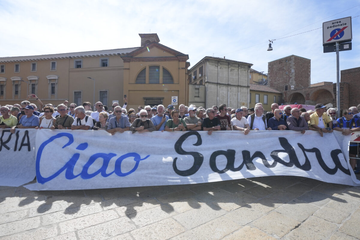 Ciao Sandro, i funerali alla basilica di Sant’Ambrogio di Milano: l’ultimo abbraccio a Mazzola, il calcio saluta uno dei suoi miti Ciao Sandro, i funerali alla basilica di Sant’Ambrogio di Milano: l’ultimo abbraccio a Mazzola, il calcio saluta uno dei suoi miti