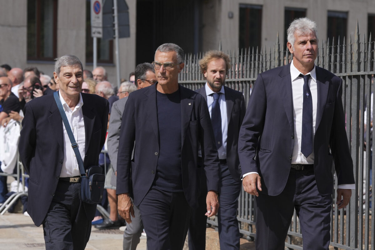 Ciao Sandro, i funerali alla basilica di Sant’Ambrogio di Milano: l’ultimo abbraccio a Mazzola, il calcio saluta uno dei suoi miti Ciao Sandro, i funerali alla basilica di Sant’Ambrogio di Milano: l’ultimo abbraccio a Mazzola, il calcio saluta uno dei suoi miti