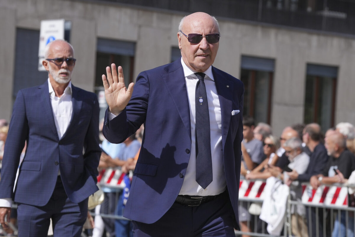 Ciao Sandro, i funerali alla basilica di Sant’Ambrogio di Milano: l’ultimo abbraccio a Mazzola, il calcio saluta uno dei suoi miti Ciao Sandro, i funerali alla basilica di Sant’Ambrogio di Milano: l’ultimo abbraccio a Mazzola, il calcio saluta uno dei suoi miti