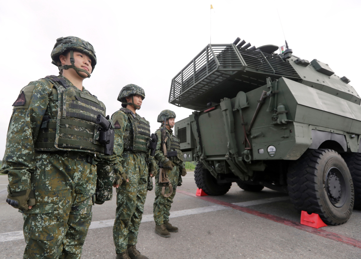 Taiwan, dieci giorni di esercitazioni militari per simulare un attacco della Cina. Carri armati e droni, Taipei in assetto da guerra Taiwan, dieci giorni di esercitazioni militari per simulare un attacco della Cina. Carri armati e droni, Taipei in assetto da guerra