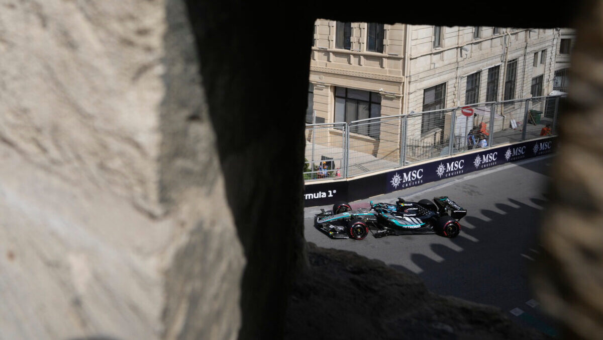Galleria foto 'Formula 1 GP Azerbaigian: Russell è una gran pole position, Leclerc secondo a Baku. Hamilton sesto, Antonelli a muro' - foto 1
