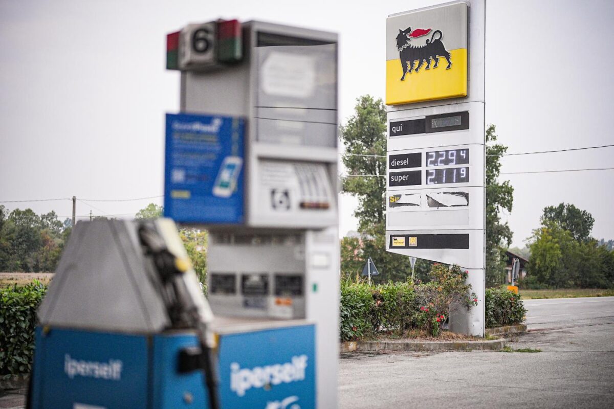 Carburanti, scatta il price cap Eni per benzina e gasolio. Ma i tir non ci stanno: proclamato lo sciopero in Sicilia Carburanti, scatta il price cap Eni per benzina e gasolio. Ma i tir non ci stanno: proclamato lo sciopero in Sicilia