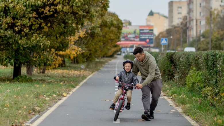 Addio rotelle e ginocchia sbucciate; a Roma esplode la moda del “maestro di bicicletta”