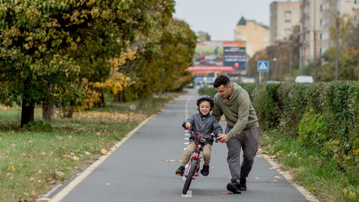 Addio rotelle e ginocchia sbucciate; a Roma esplode la moda del “maestro di bicicletta” Addio rotelle e ginocchia sbucciate; a Roma esplode la moda del “maestro di bicicletta”