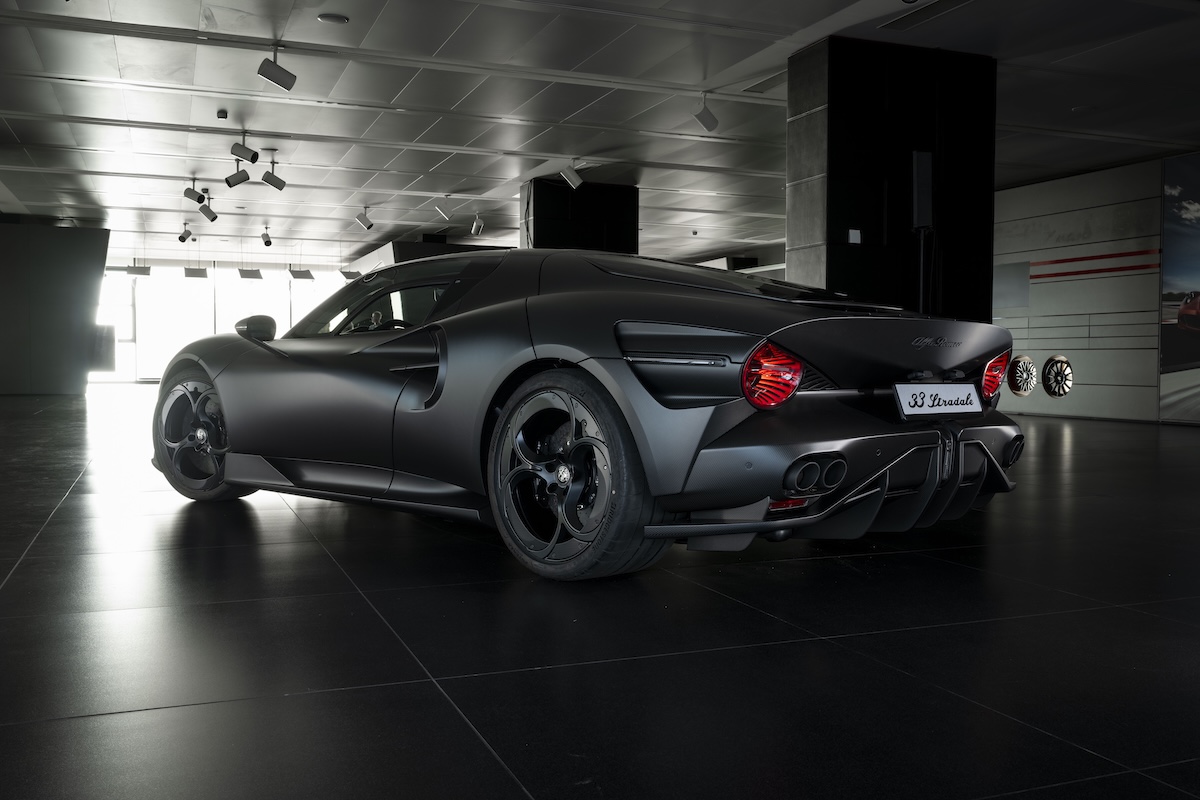 Alfa Romeo 33 Stradale Perla Nera, il carbonio diventa arte Alfa Romeo 33 Stradale Perla Nera, il carbonio diventa arte
