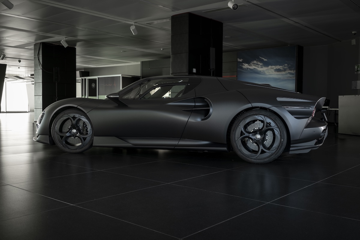 Alfa Romeo 33 Stradale Perla Nera, il carbonio diventa arte Alfa Romeo 33 Stradale Perla Nera, il carbonio diventa arte