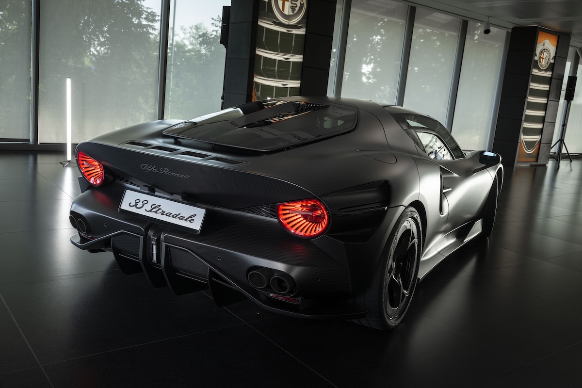 Alfa Romeo 33 Stradale Perla Nera, il carbonio diventa arte Alfa Romeo 33 Stradale Perla Nera, il carbonio diventa arte
