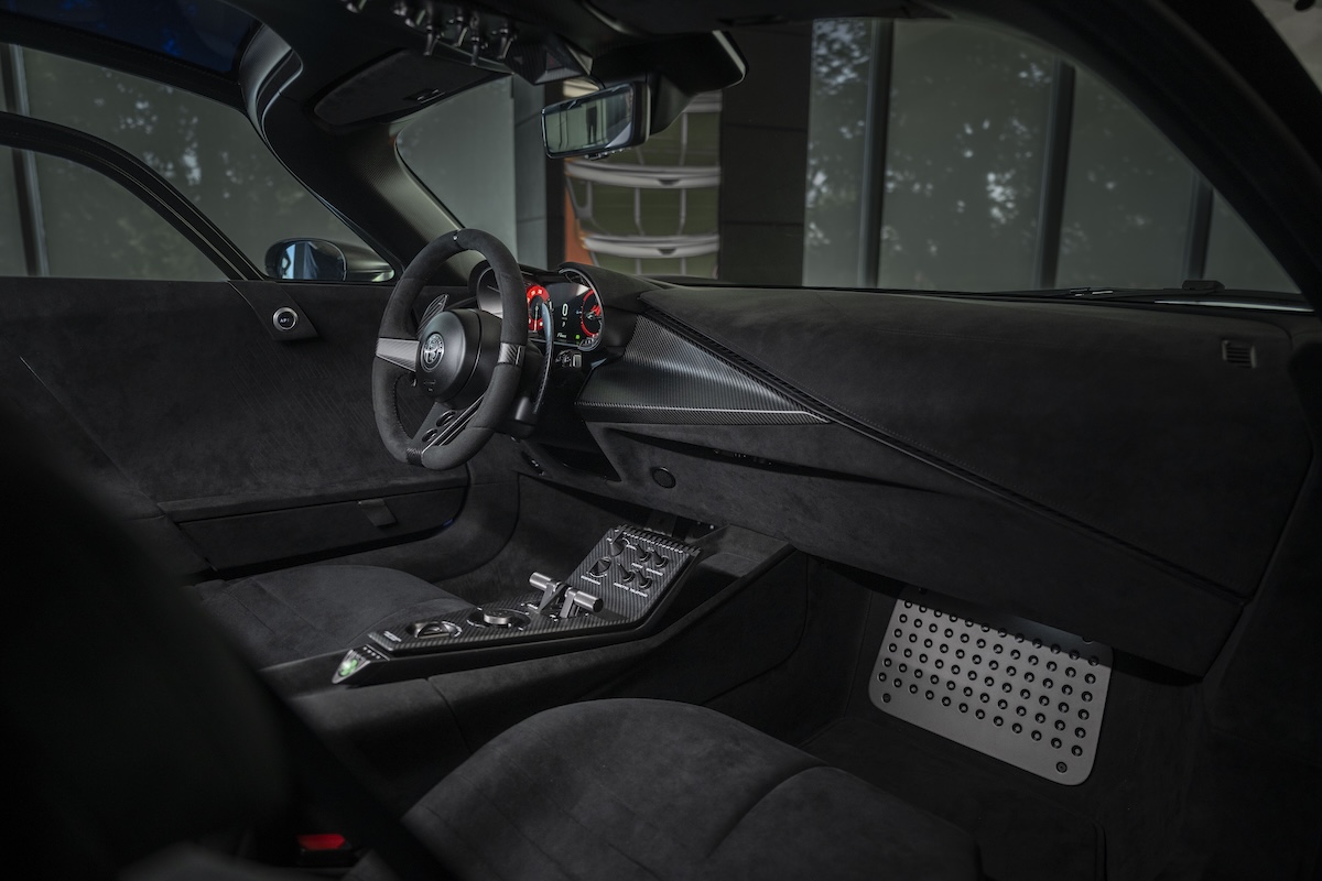Alfa Romeo 33 Stradale Perla Nera, il carbonio diventa arte Alfa Romeo 33 Stradale Perla Nera, il carbonio diventa arte