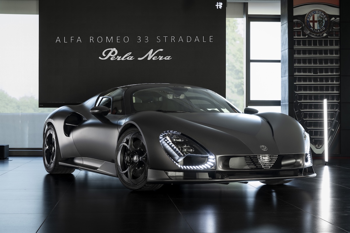 Alfa Romeo 33 Stradale Perla Nera, il carbonio diventa arte Alfa Romeo 33 Stradale Perla Nera, il carbonio diventa arte