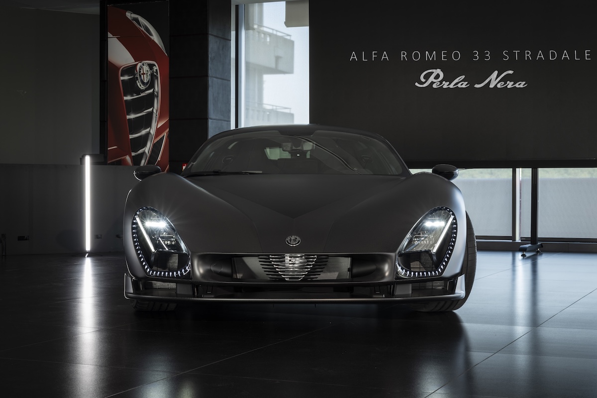 Alfa Romeo 33 Stradale Perla Nera, il carbonio diventa arte Alfa Romeo 33 Stradale Perla Nera, il carbonio diventa arte