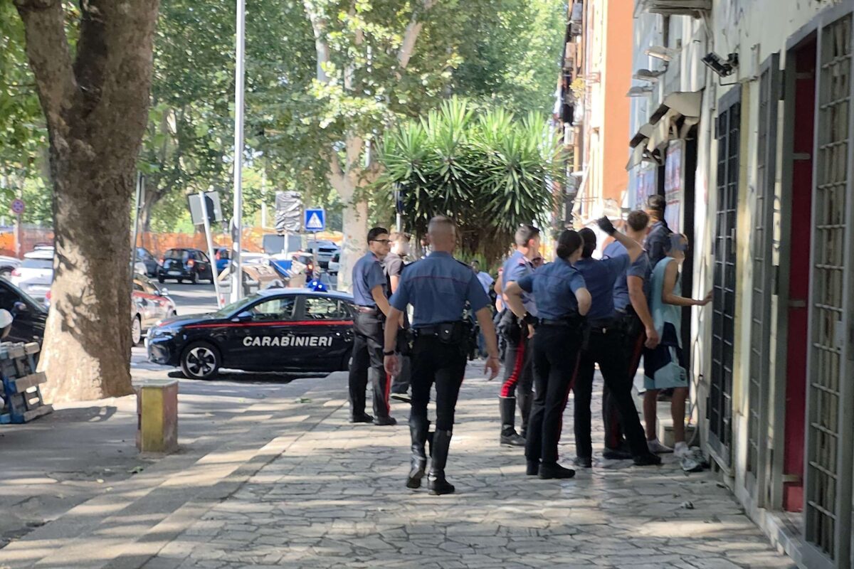 Roma, maxi retata dei carabinieri: oltre 1000 dosi di droga sequestrate e 24 persone in manette. Il blitz al Quarticciolo Roma, maxi retata dei carabinieri: oltre 1000 dosi di droga sequestrate e 24 persone in manette. Il blitz al Quarticciolo