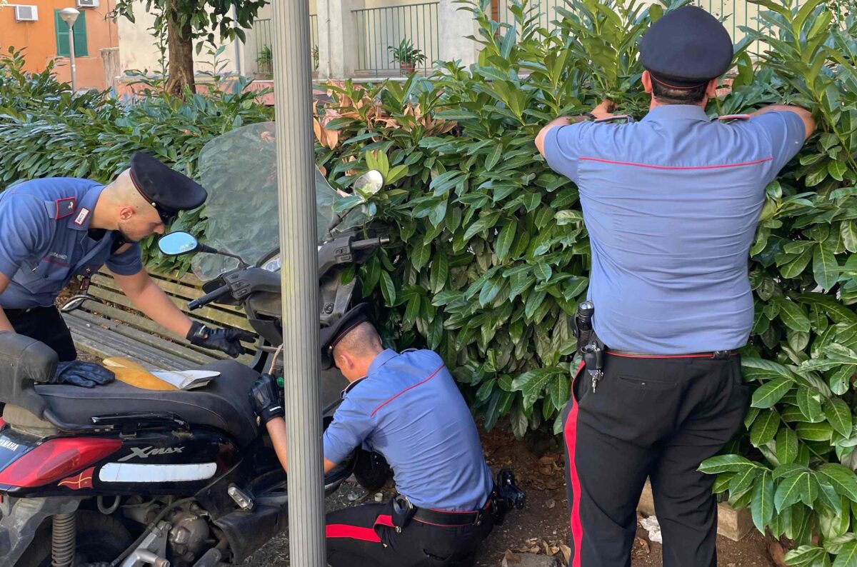 Roma, maxi retata dei carabinieri: oltre 1000 dosi di droga sequestrate e 24 persone in manette. Il blitz al Quarticciolo Roma, maxi retata dei carabinieri: oltre 1000 dosi di droga sequestrate e 24 persone in manette. Il blitz al Quarticciolo