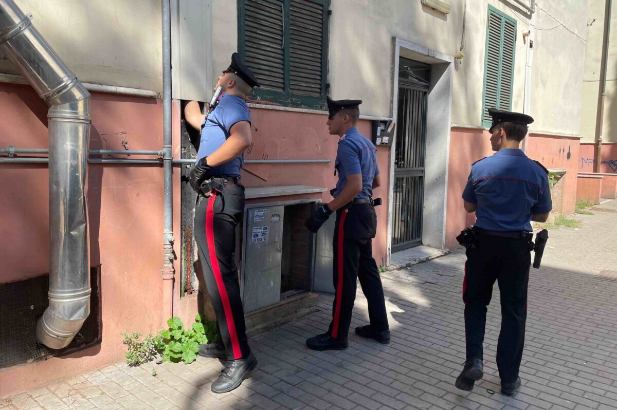 Roma, maxi retata dei carabinieri: oltre 1000 dosi di droga sequestrate e 24 persone in manette. Il blitz al Quarticciolo Roma, maxi retata dei carabinieri: oltre 1000 dosi di droga sequestrate e 24 persone in manette. Il blitz al Quarticciolo