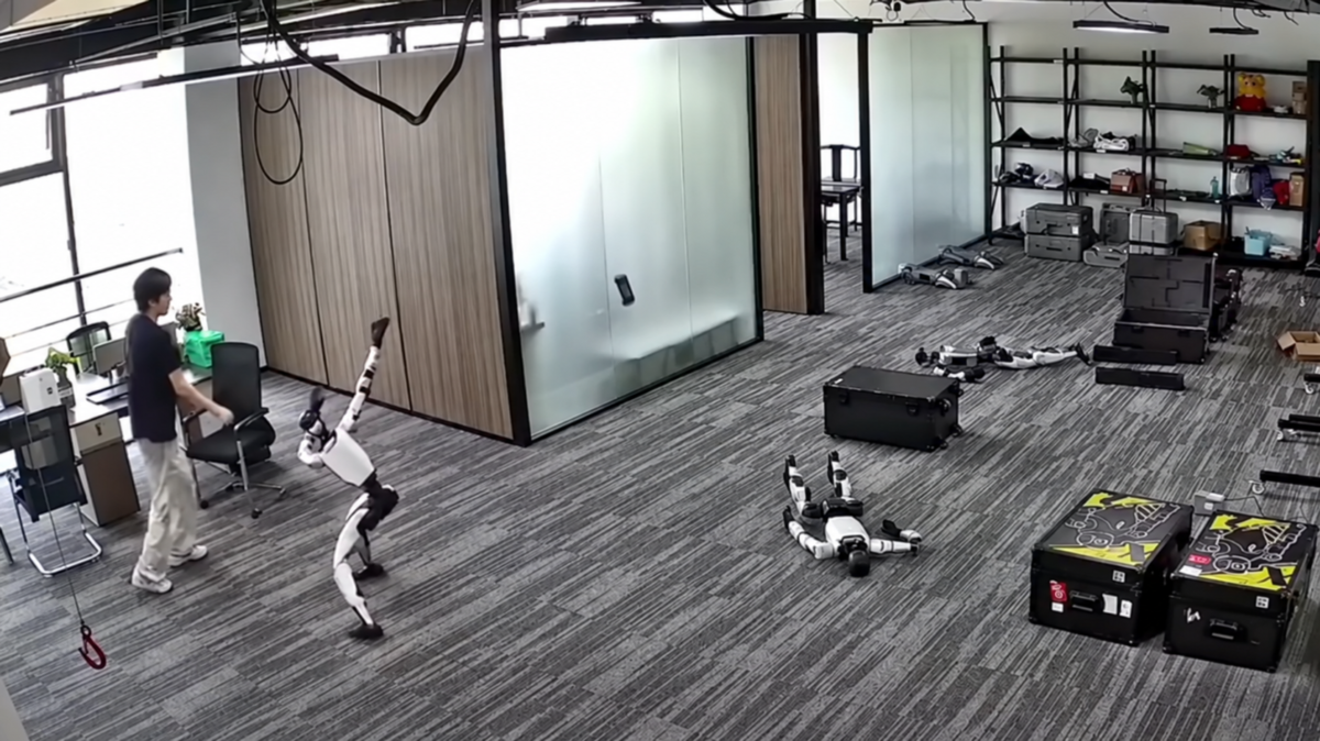 Cina, robot umanoide parte con una raffica di calci: l’ingegnere evita per un soffio il colpo al volto – VIDEO Cina, robot umanoide parte con una raffica di calci: l’ingegnere evita per un soffio il colpo al volto – VIDEO