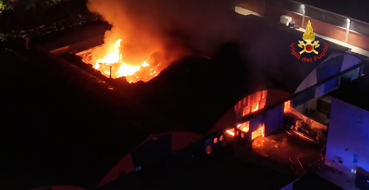 Pero, tre uomini incappucciati incendiano un’autorimessa: distrutte Ferrari e Porsche – VIDEO Pero, tre uomini incappucciati incendiano un’autorimessa: distrutte Ferrari e Porsche – VIDEO
