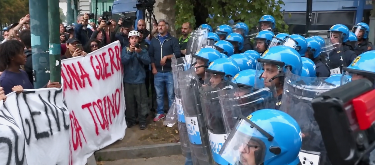 Torino, tensioni al presidio contro Vannacci: lancio di uova contro gli agenti – VIDEO Torino, tensioni al presidio contro Vannacci: lancio di uova contro gli agenti – VIDEO