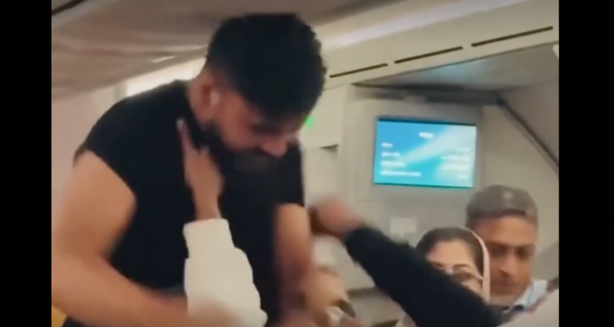 Volo per Londra, lite furiosa a bordo: due passeggeri si prendono a pugni – VIDEO Volo per Londra, lite furiosa a bordo: due passeggeri si prendono a pugni – VIDEO