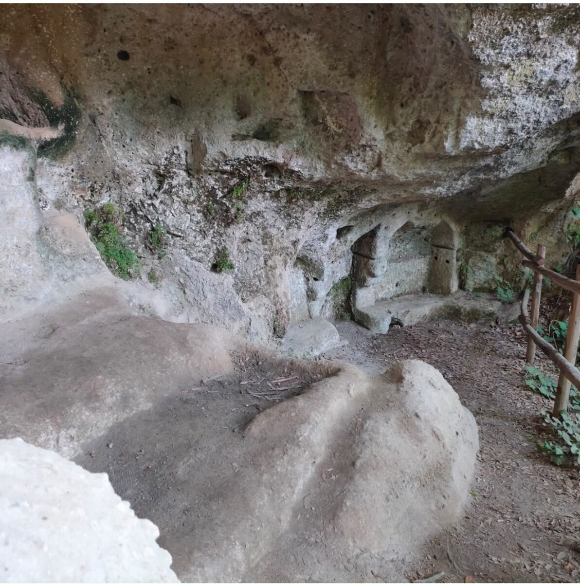 Aspiranti Indiana Jones alla ricerca dell’Eremo di Poggio Conte nella Tuscia viterbese, tra storia e mistero Aspiranti Indiana Jones alla ricerca dell’Eremo di Poggio Conte nella Tuscia viterbese, tra storia e mistero