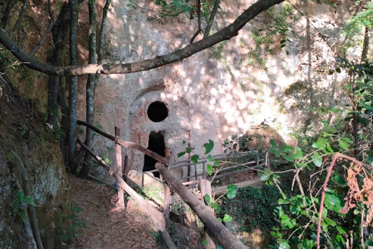 Aspiranti Indiana Jones alla ricerca dell’Eremo di Poggio Conte nella Tuscia viterbese, tra storia e mistero Aspiranti Indiana Jones alla ricerca dell’Eremo di Poggio Conte nella Tuscia viterbese, tra storia e mistero