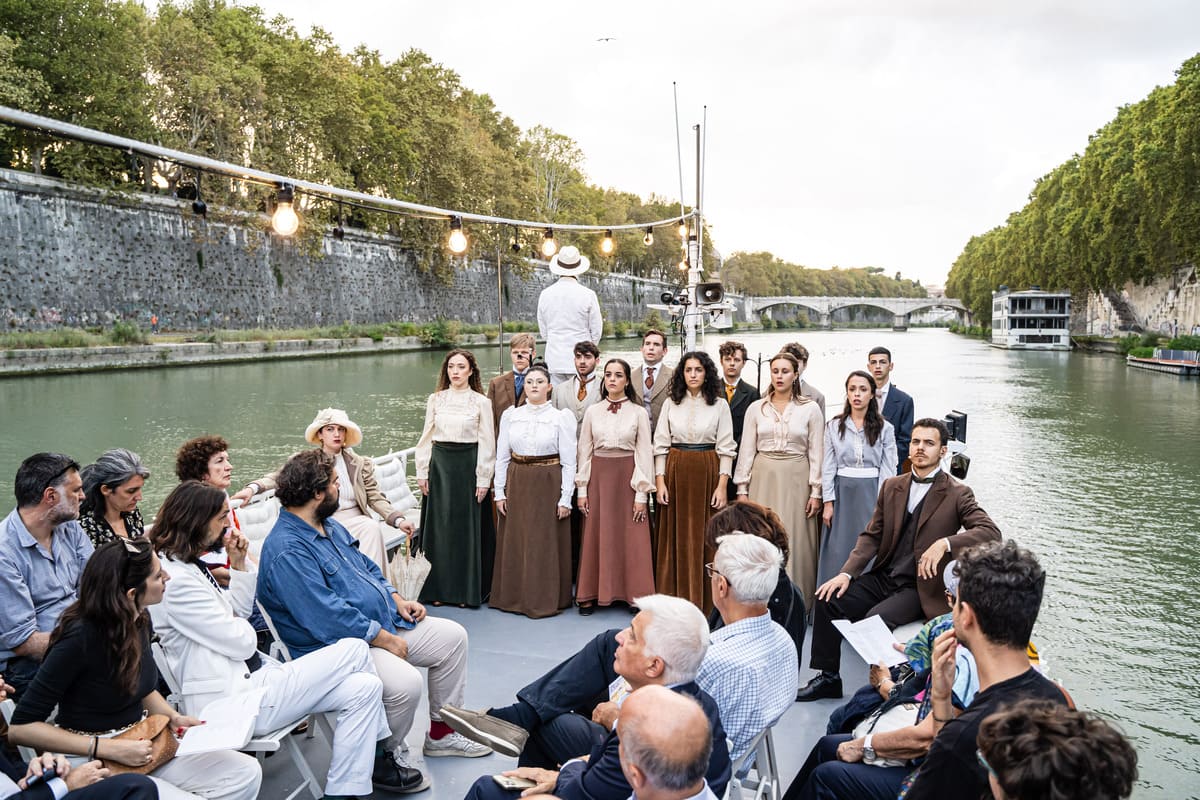 Il Tevere si trasforma in teatro: torna la visionarietà di“Fitzcarraldo”, dove la lirica naviga tra i monumenti