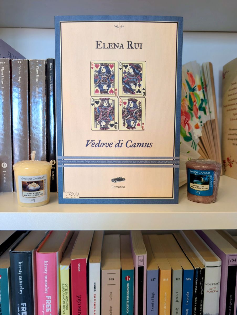 Intervista alla finalista dello Strega 2026 Elena Rui: vi racconto le mie “Vedove di Camus” Intervista alla finalista dello Strega 2026 Elena Rui: vi racconto le mie “Vedove di Camus”