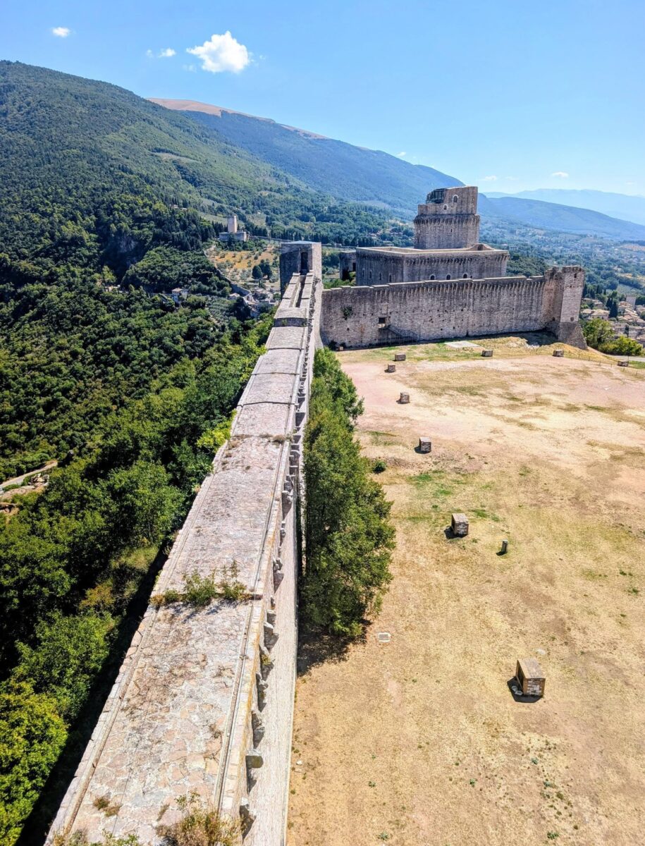 Alla Rocca Maggiore di Assisi le ultime settimane per visitare la mostra di Michelangelo Pistoletto Alla Rocca Maggiore di Assisi le ultime settimane per visitare la mostra di Michelangelo Pistoletto
