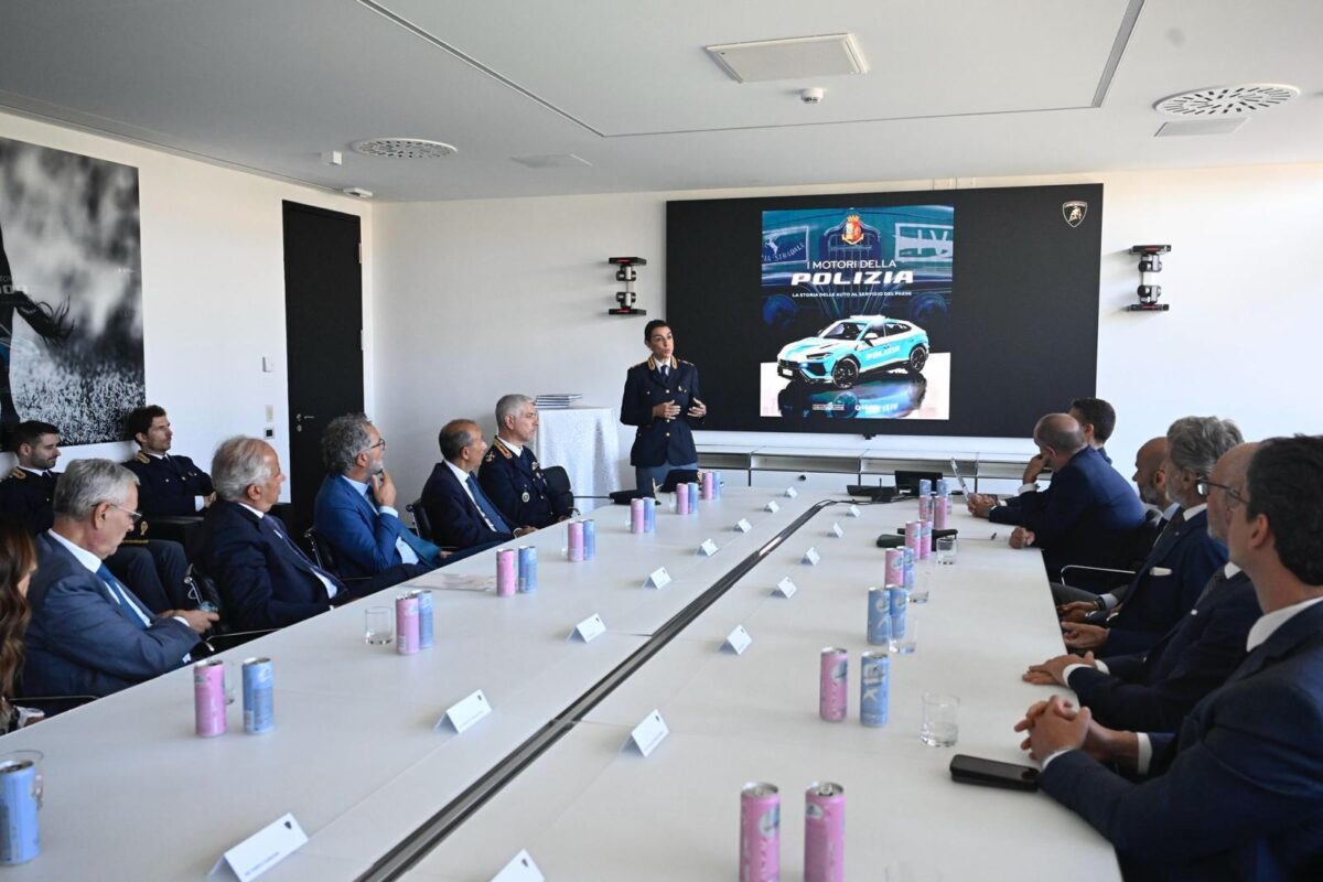 Polizia di Stato: Automobili Lamborghini presenta la nuova Temerario Polizia di Stato: Automobili Lamborghini presenta la nuova Temerario