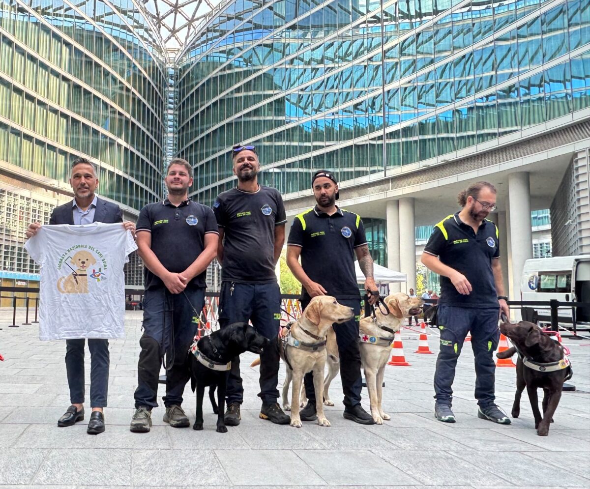 Lombardia, cani guida protagonisti in piazza: dalla Regione nuovi tappetini per il trasporto sui taxi Lombardia, cani guida protagonisti in piazza: dalla Regione nuovi tappetini per il trasporto sui taxi