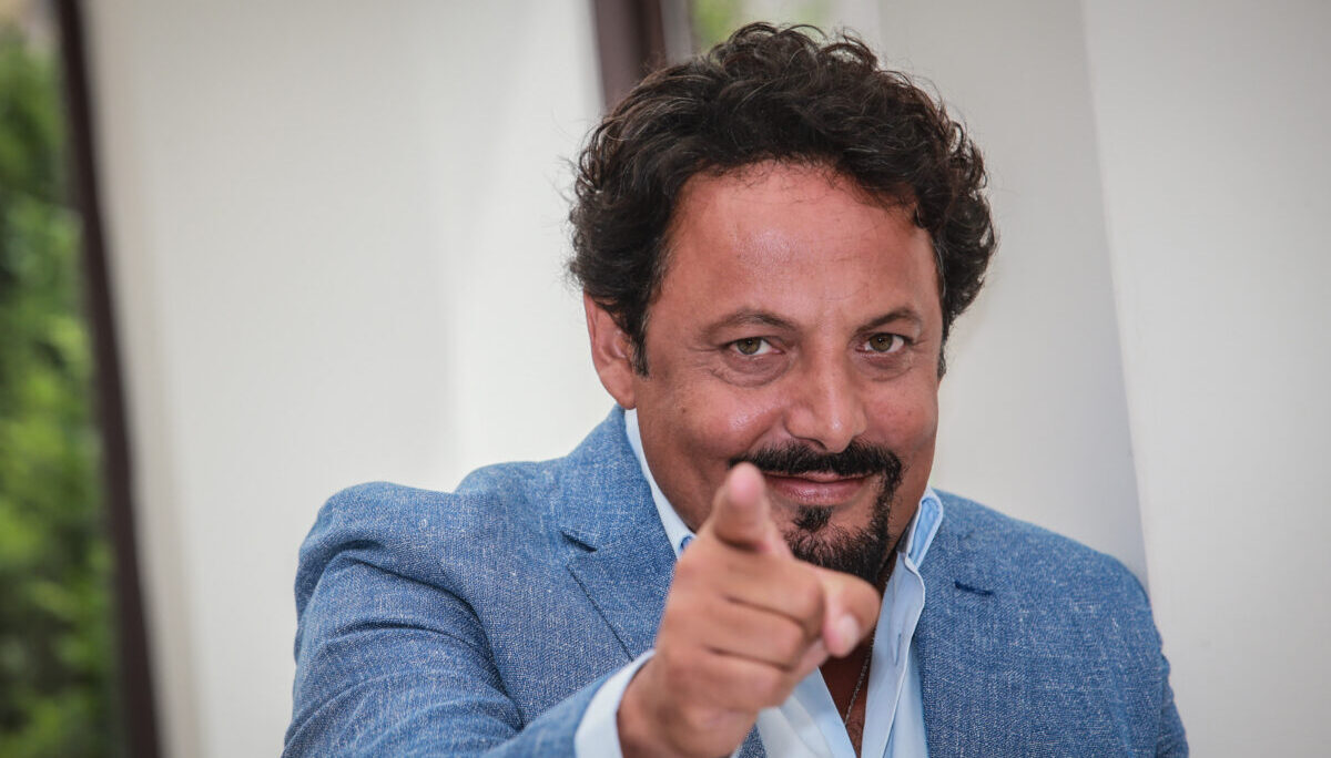 Ascolti tv di sabato 26 settembre: il “Bello di mamma…Rai” con Enrico Brignano vince la serata. Scotti batte De Martino nell’access Ascolti tv di sabato 26 settembre: il “Bello di mamma…Rai” con Enrico Brignano vince la serata. Scotti batte De Martino nell’access