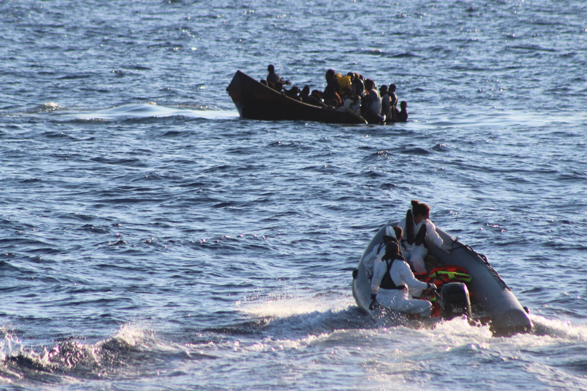 Migranti, soccorso nella notte un barchino al largo della Sicilia: 95 sbarcati a Pozzallo, 34 sono minori Migranti, soccorso nella notte un barchino al largo della Sicilia: 95 sbarcati a Pozzallo, 34 sono minori