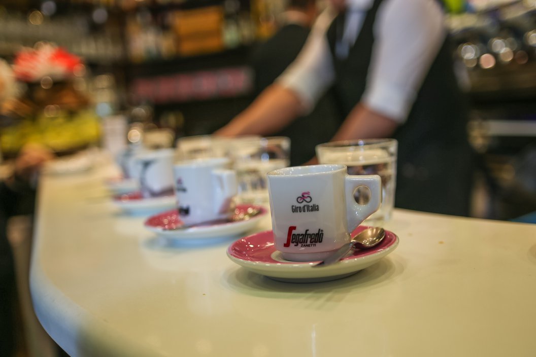 Bar, è allarme desertificazione: 24mila attività chiuse dal 2019, Roma ne perde oltre 2.800. Il bilancio (drammatico) di Confesercenti Bar, è allarme desertificazione: 24mila attività chiuse dal 2019, Roma ne perde oltre 2.800. Il bilancio (drammatico) di Confesercenti