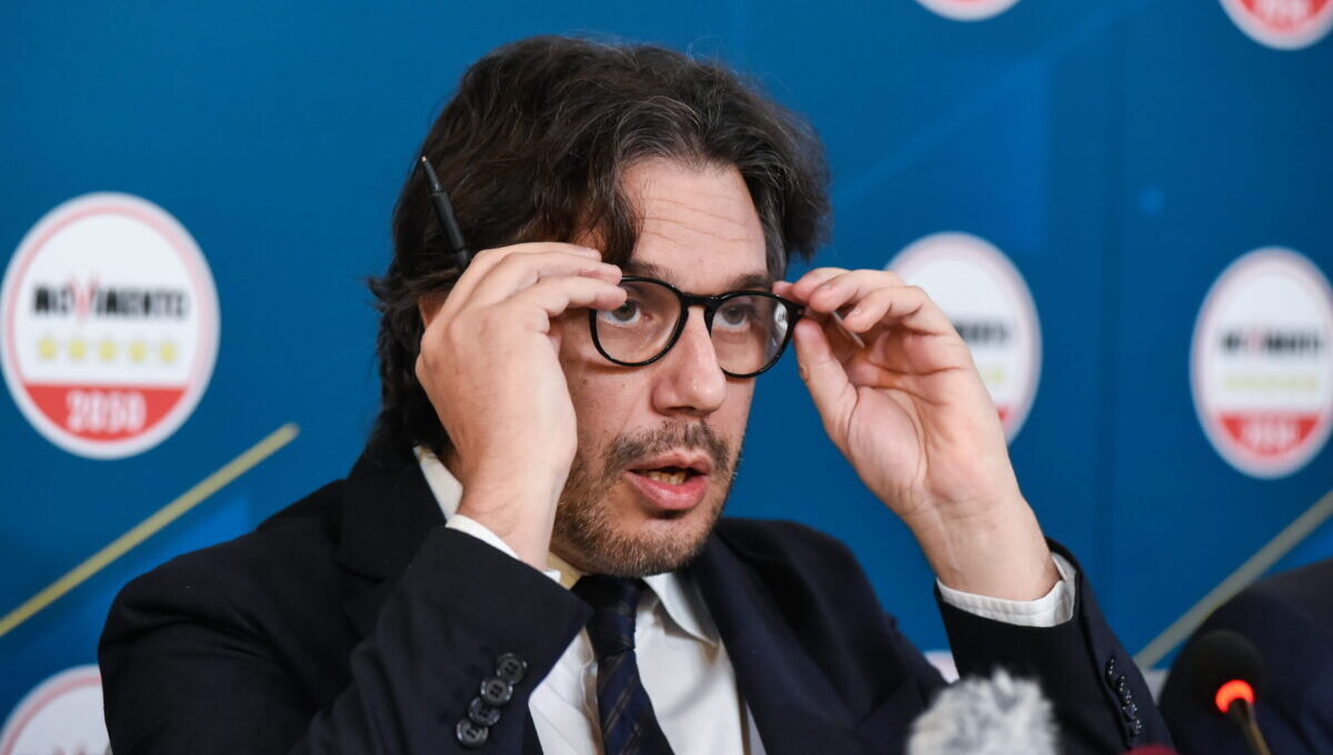 Price cap, Silvestri (M5s): “Meloni ha implorato Eni di rinunciare agli utili in cambio del no agli extraprofitti. Più che affare, è una truffa” Price cap, Silvestri (M5s): “Meloni ha implorato Eni di rinunciare agli utili in cambio del no agli extraprofitti. Più che affare, è una truffa”