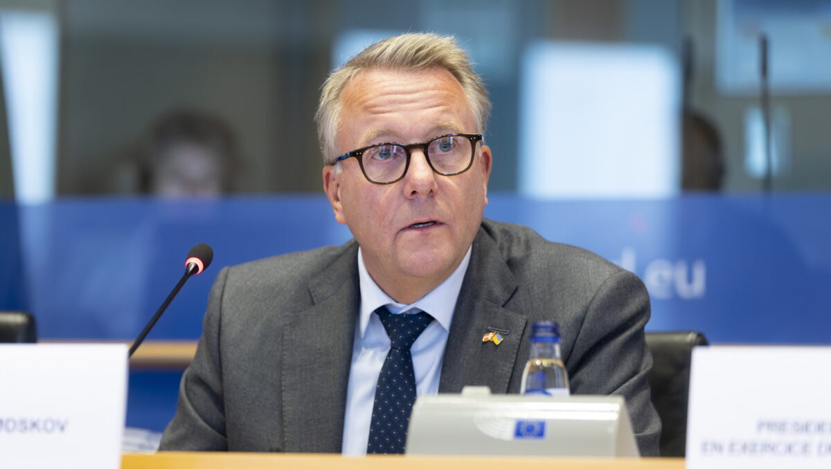 Migranti, l’Europa segue l’Italia: cinque Paesi Ue pronti agli hub fuori dai confini. La Danimarca accelera: “Primi trasferimenti entro il 2027”