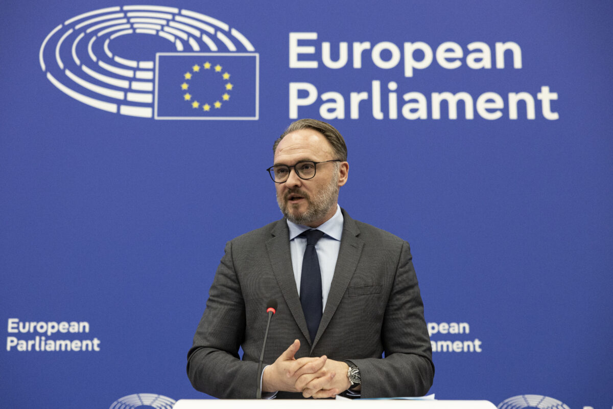 Energia, l’Ue lancia l’allarme: “Oltre 100 miliardi di costi in più dalla crisi in Medio Oriente”. Slitta la stretta sulle importazioni Energia, l’Ue lancia l’allarme: “Oltre 100 miliardi di costi in più dalla crisi in Medio Oriente”. Slitta la stretta sulle importazioni