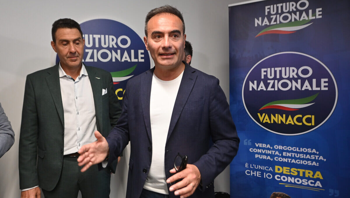 Burqa a scuola, Sasso (FN): “Stop a palandrane e usanze tribali nei luoghi pubblici, proibiremo le moschee. Meloni? Vuole risucchiarci voti” Burqa a scuola, Sasso (FN): “Stop a palandrane e usanze tribali nei luoghi pubblici, proibiremo le moschee. Meloni? Vuole risucchiarci voti”