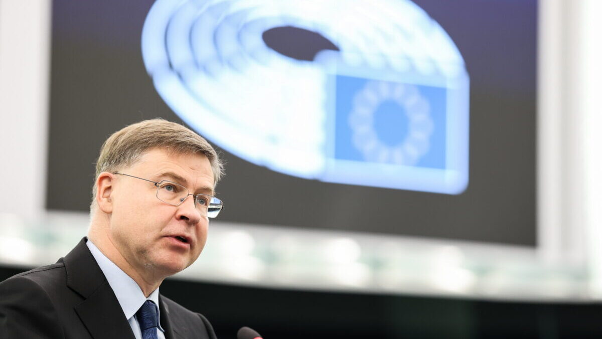 Titoli di Stato, l’Ue avverte: “Rendimenti in aumento, serve prudenza sui bilanci”. Dombrovskis frena sugli extraprofitti Titoli di Stato, l’Ue avverte: “Rendimenti in aumento, serve prudenza sui bilanci”. Dombrovskis frena sugli extraprofitti